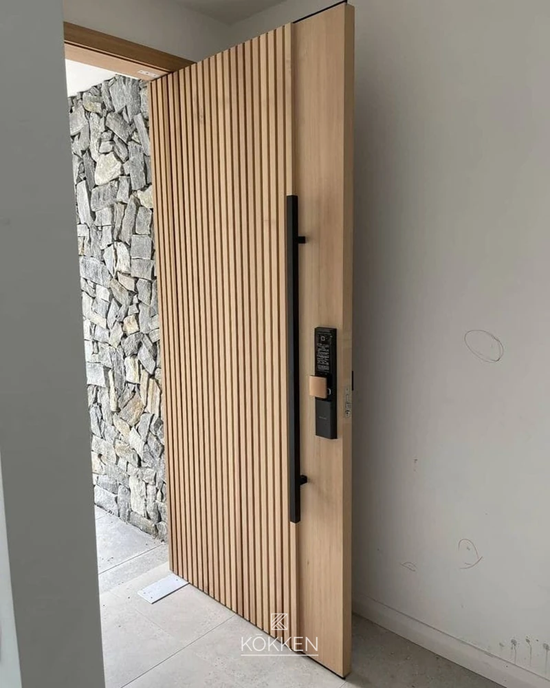 Puerta de entrada en madera
