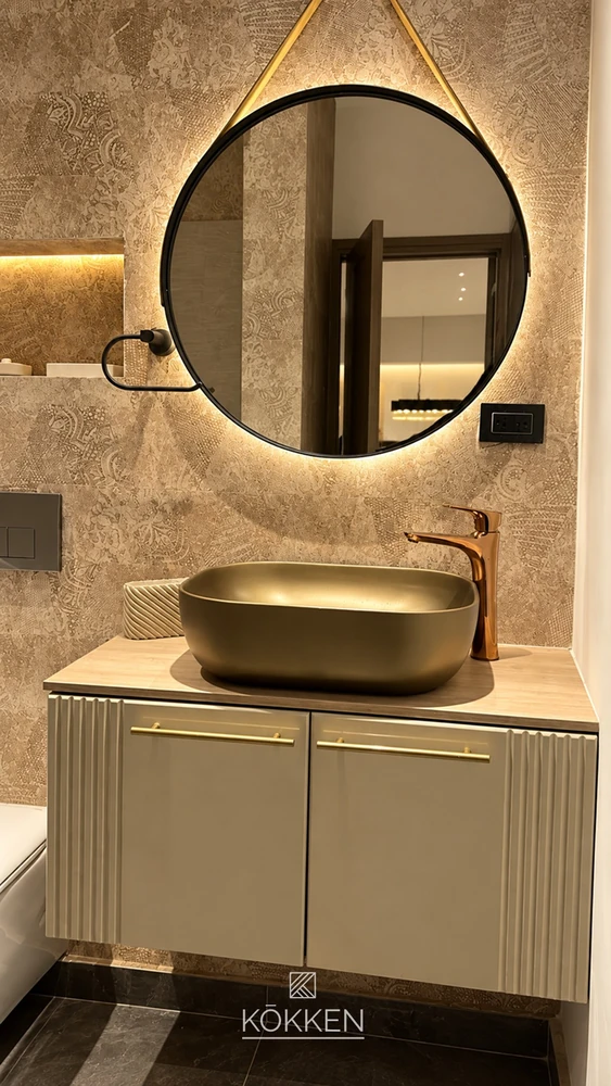 Mueble de baño taupé con lavamanos dorado