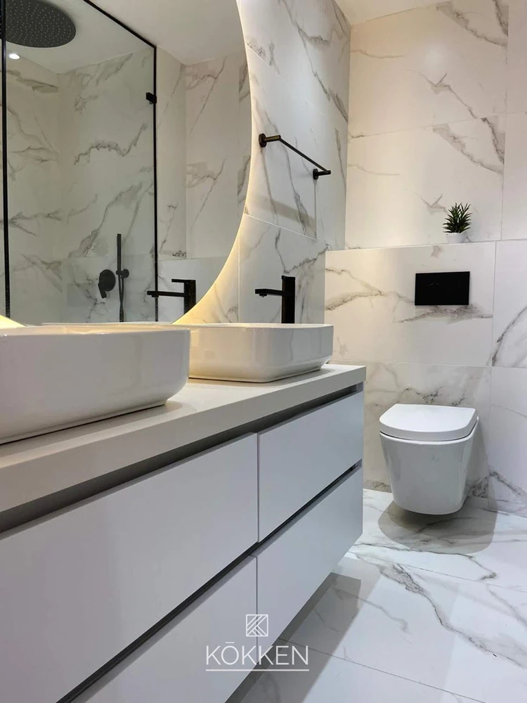 Baño contemporáneo con doble lavamanos