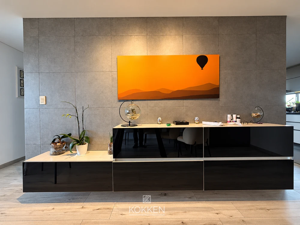 Mueble bajo y arte en el área social